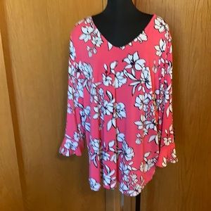 Pink floral v neck top!